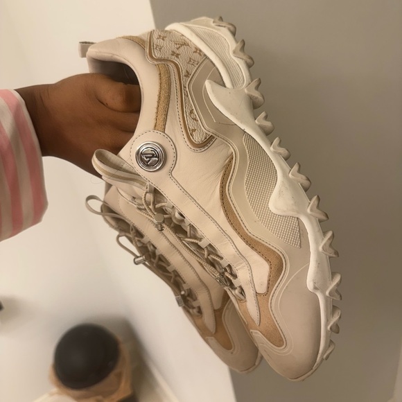 Louis Vuitton Sneakers - Picture 1 of 3